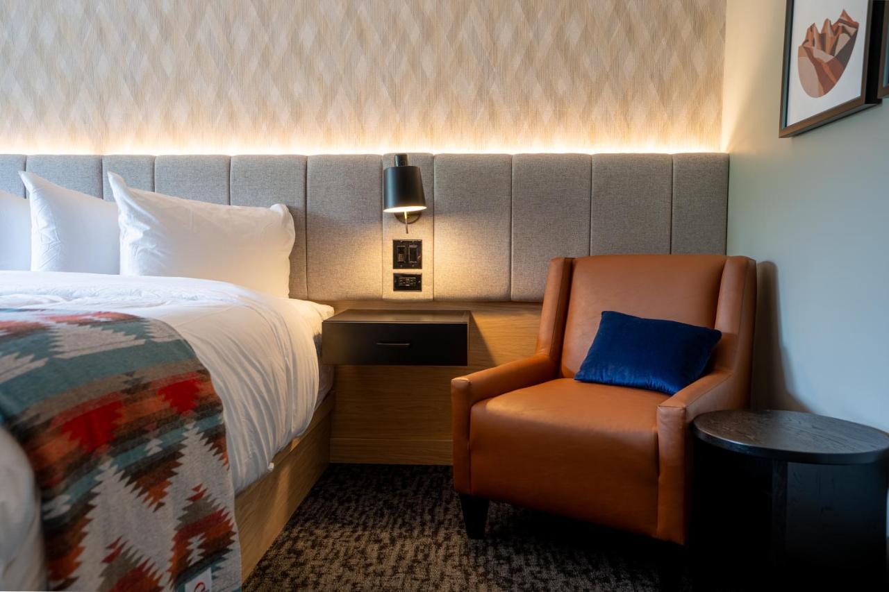 Mtn House By Basecamp Hotel Canmore Bagian luar foto