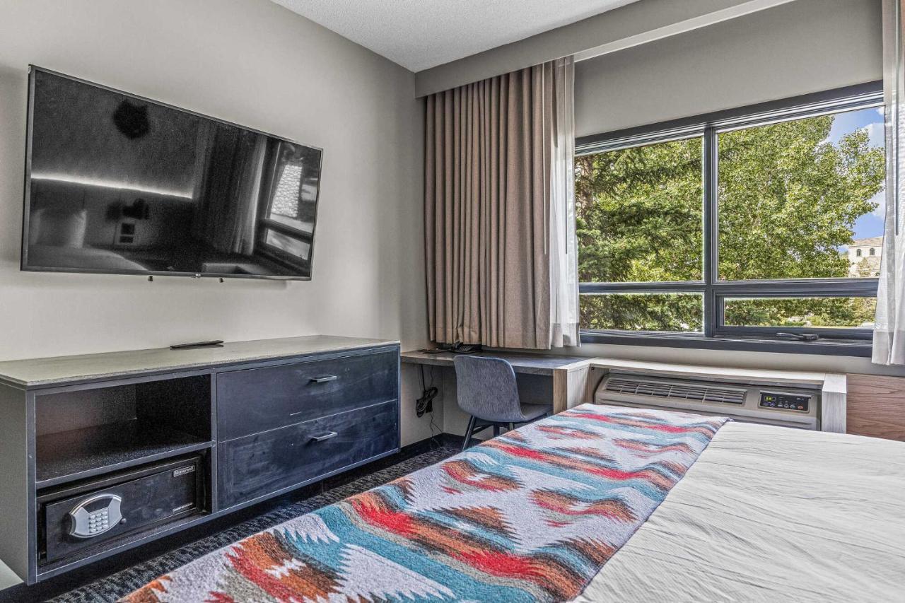 Mtn House By Basecamp Hotel Canmore Bagian luar foto