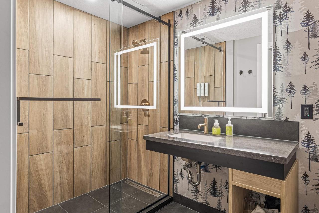 Mtn House By Basecamp Hotel Canmore Bagian luar foto