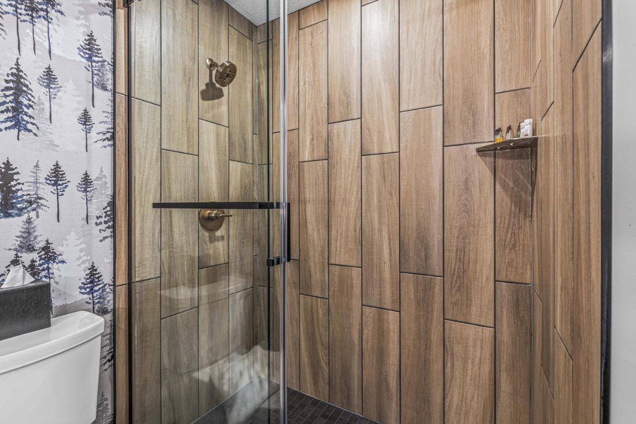 Mtn House By Basecamp Hotel Canmore Bagian luar foto