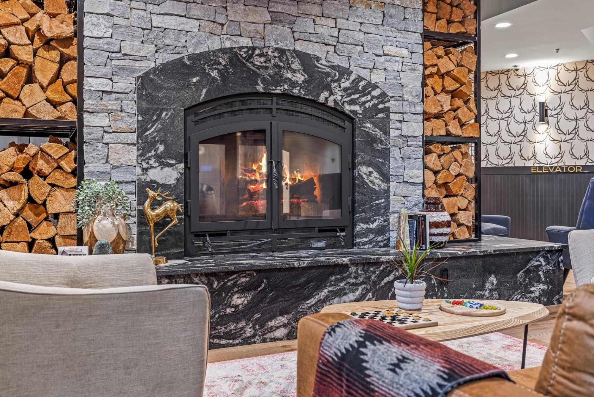 Mtn House By Basecamp Hotel Canmore Bagian luar foto
