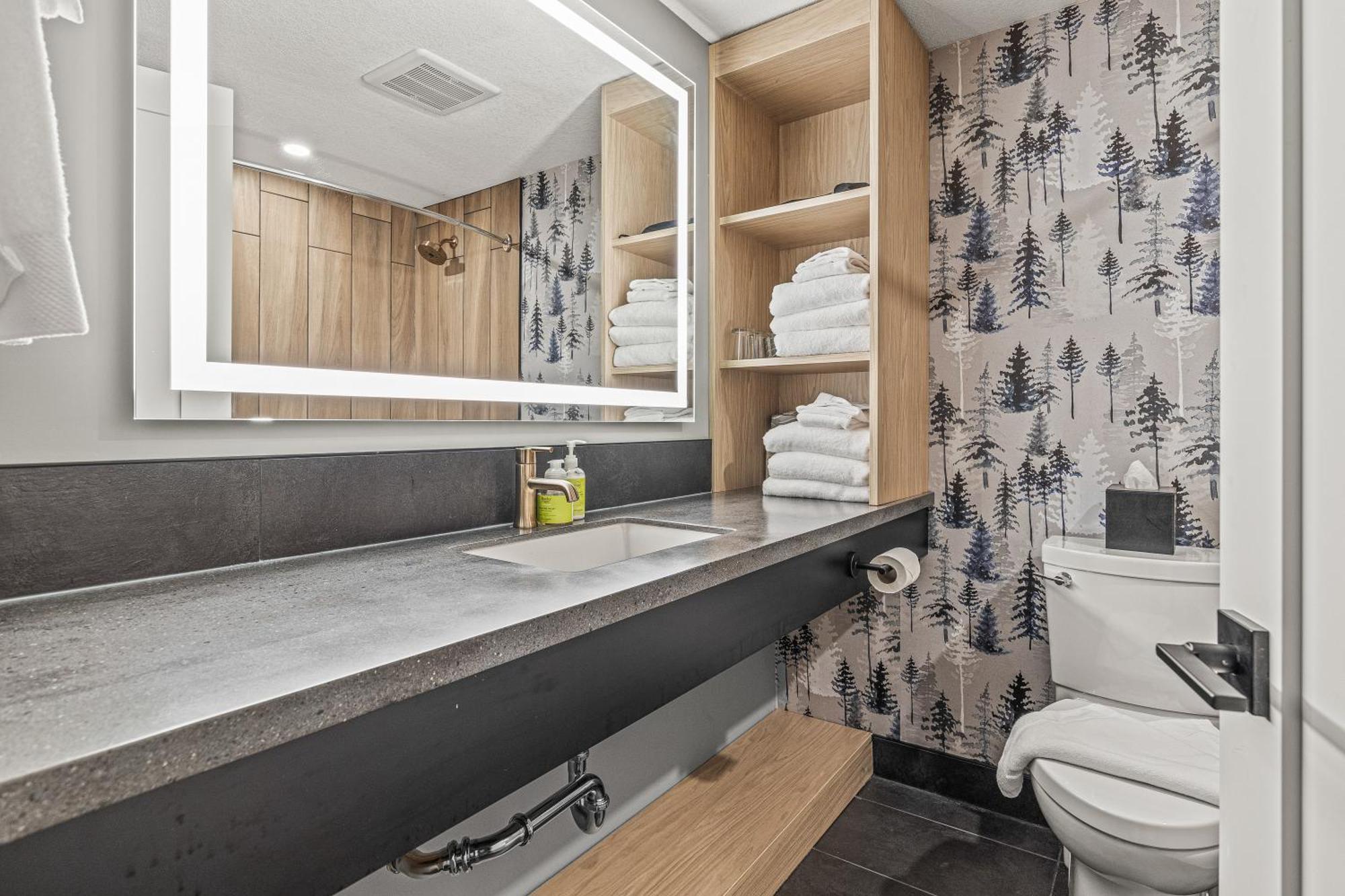 Mtn House By Basecamp Hotel Canmore Bagian luar foto