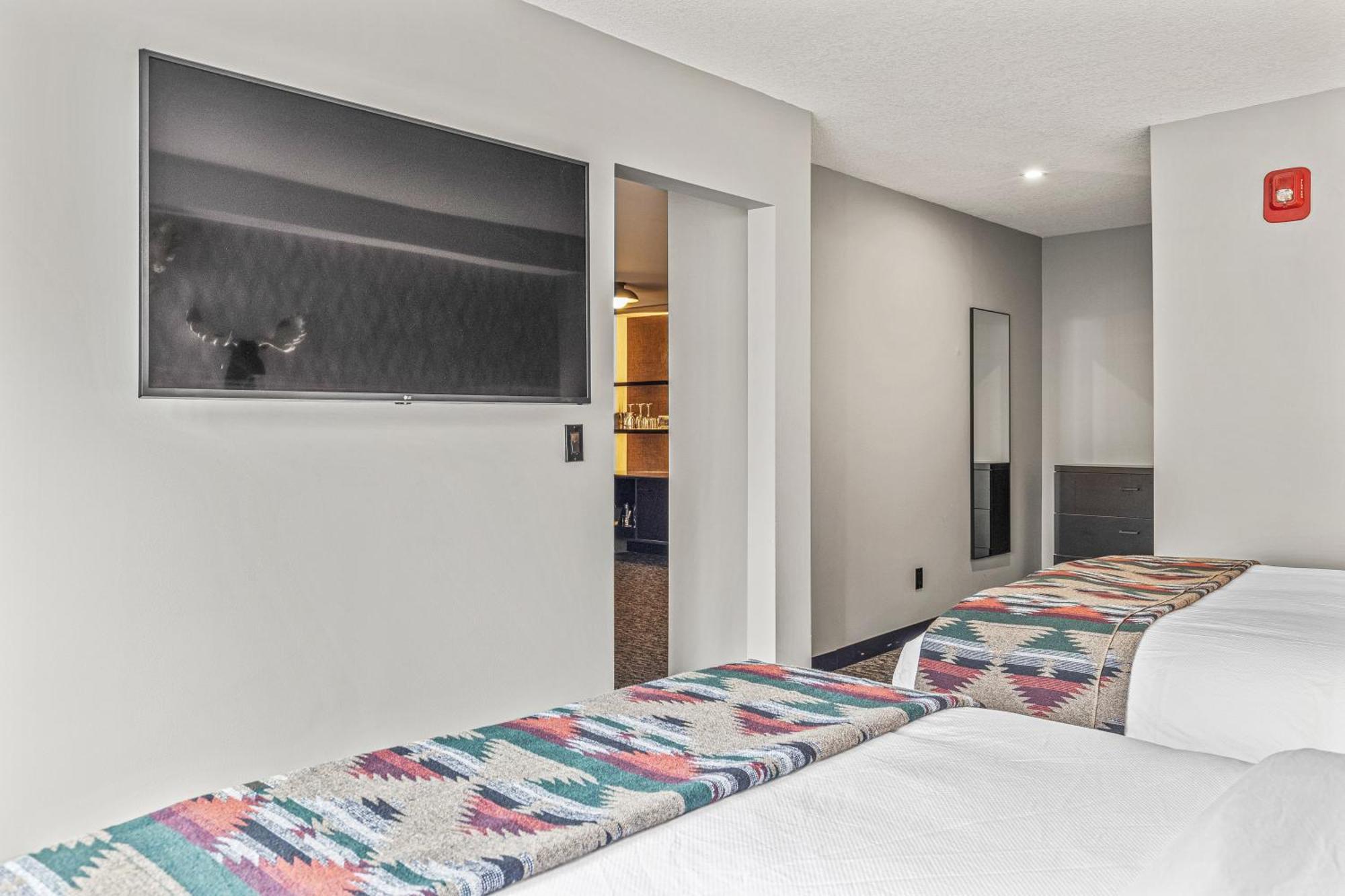 Mtn House By Basecamp Hotel Canmore Bagian luar foto