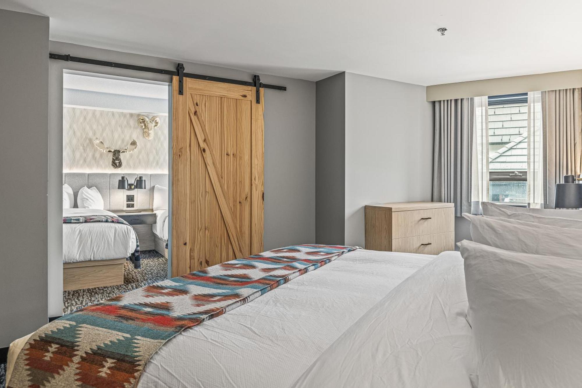 Mtn House By Basecamp Hotel Canmore Bagian luar foto