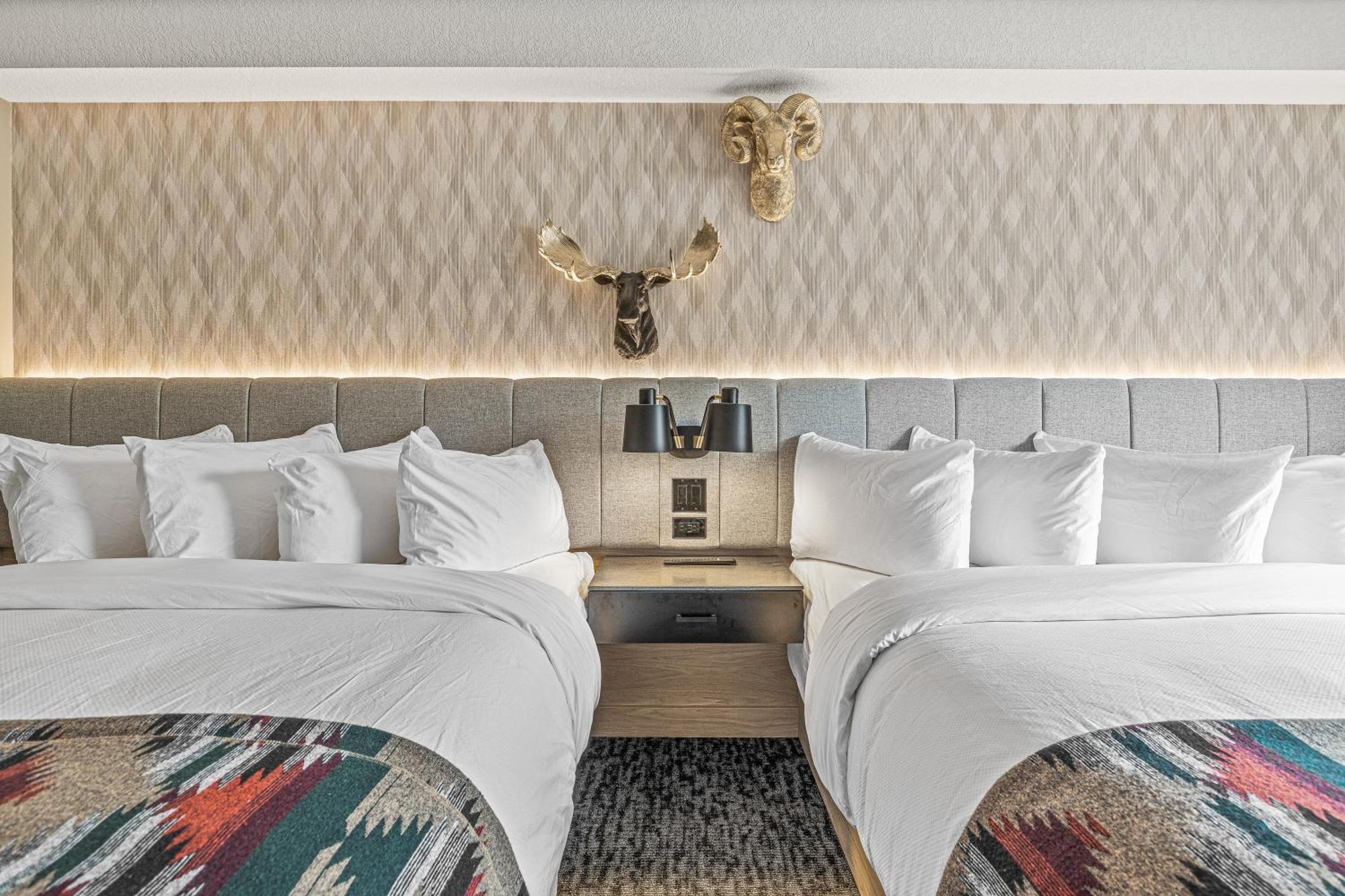 Mtn House By Basecamp Hotel Canmore Bagian luar foto