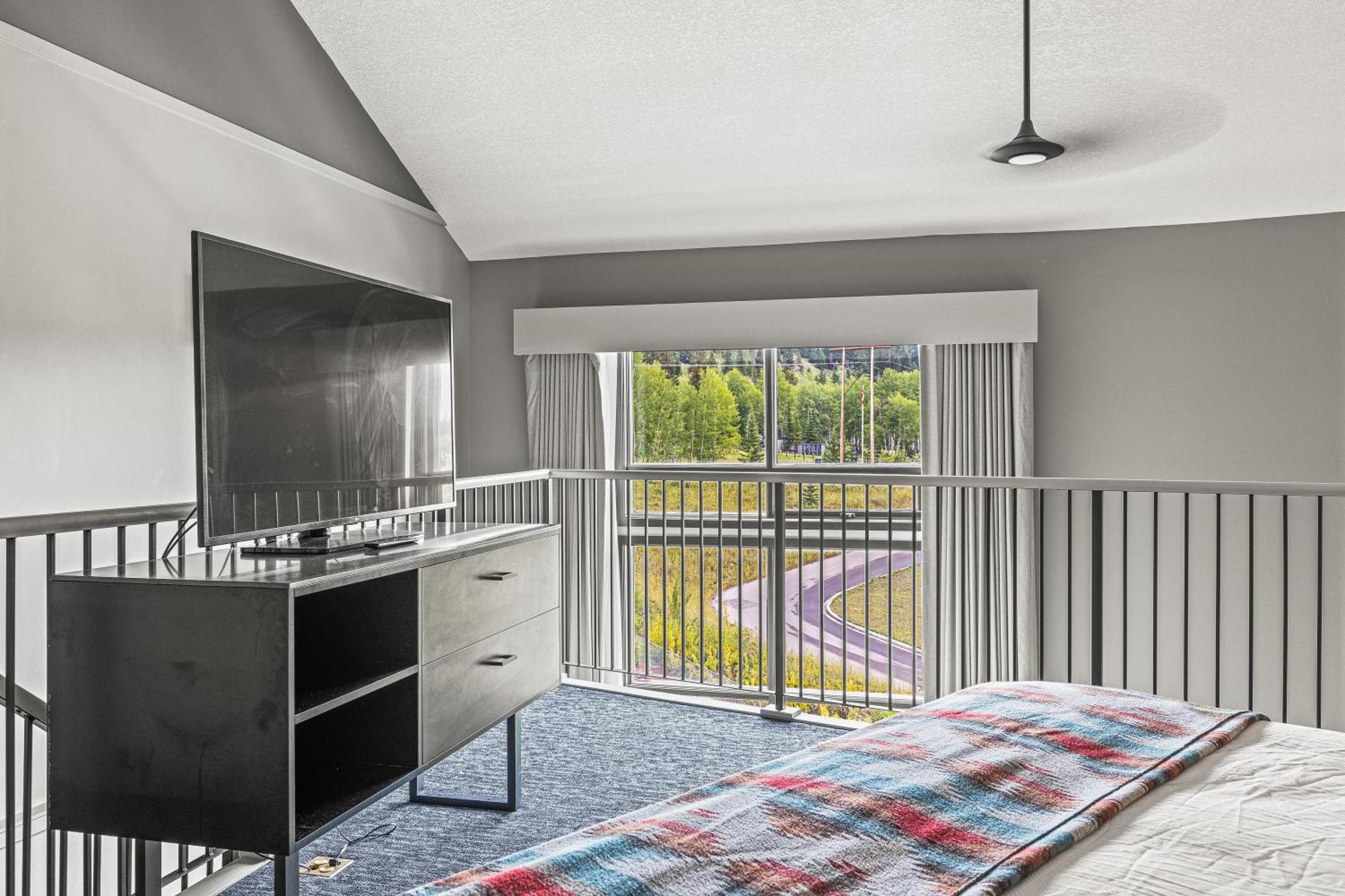 Mtn House By Basecamp Hotel Canmore Bagian luar foto