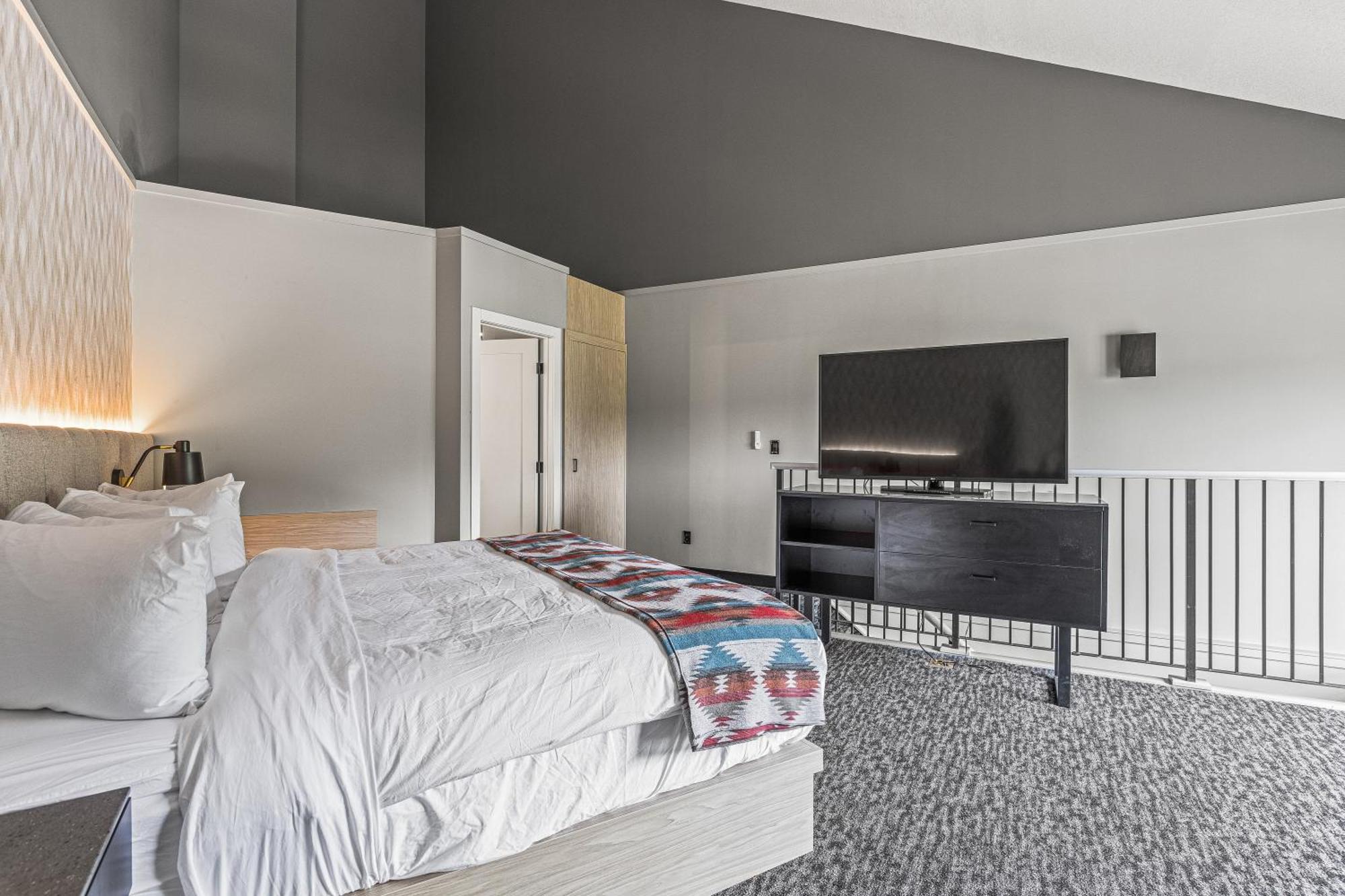 Mtn House By Basecamp Hotel Canmore Bagian luar foto