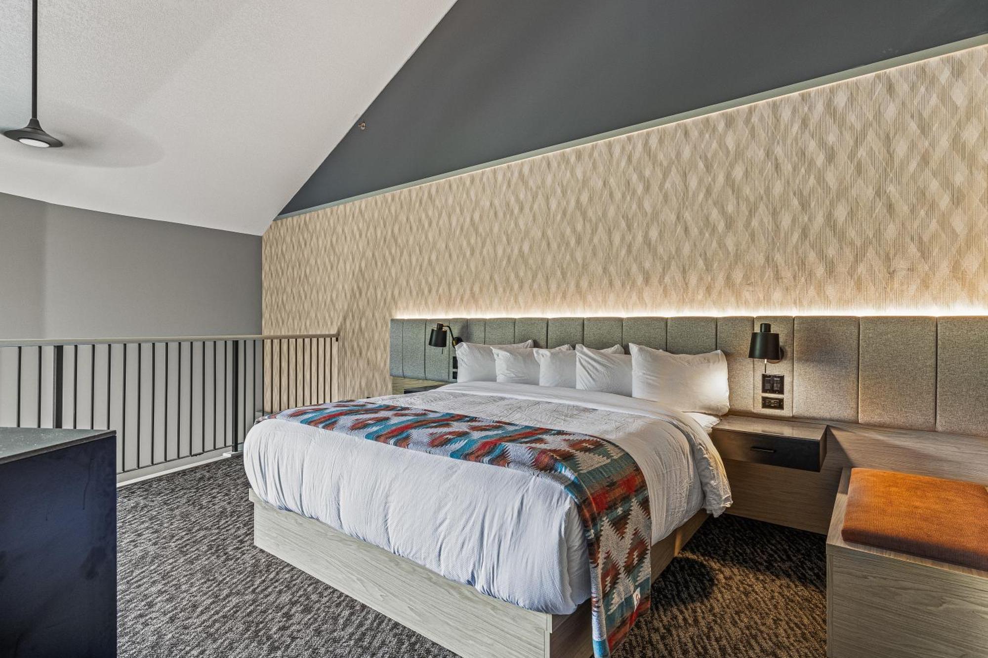 Mtn House By Basecamp Hotel Canmore Bagian luar foto