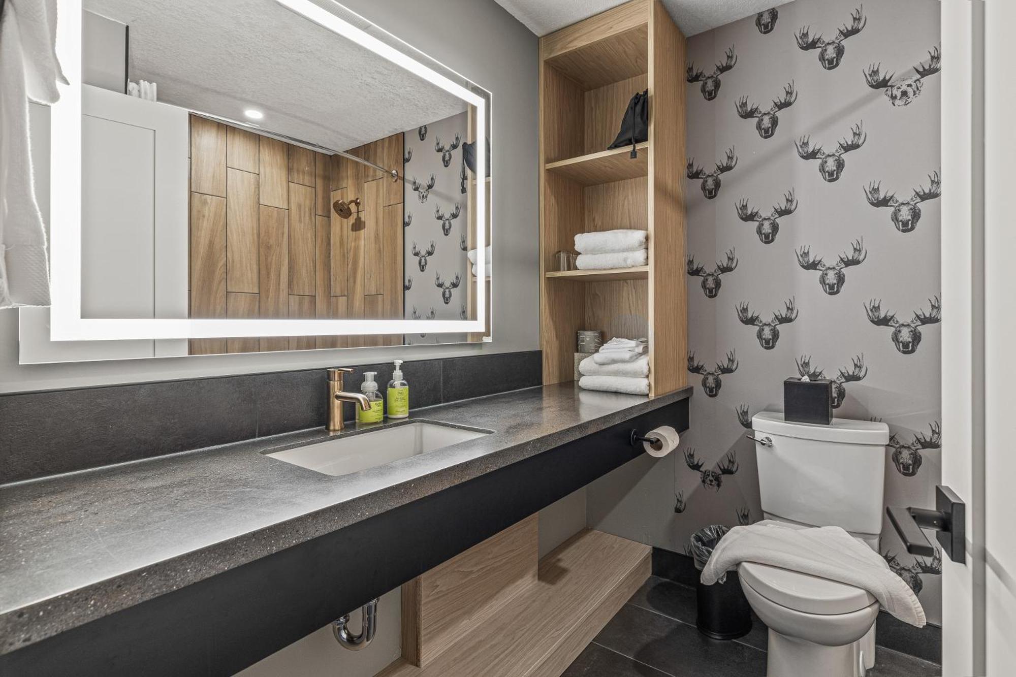 Mtn House By Basecamp Hotel Canmore Bagian luar foto