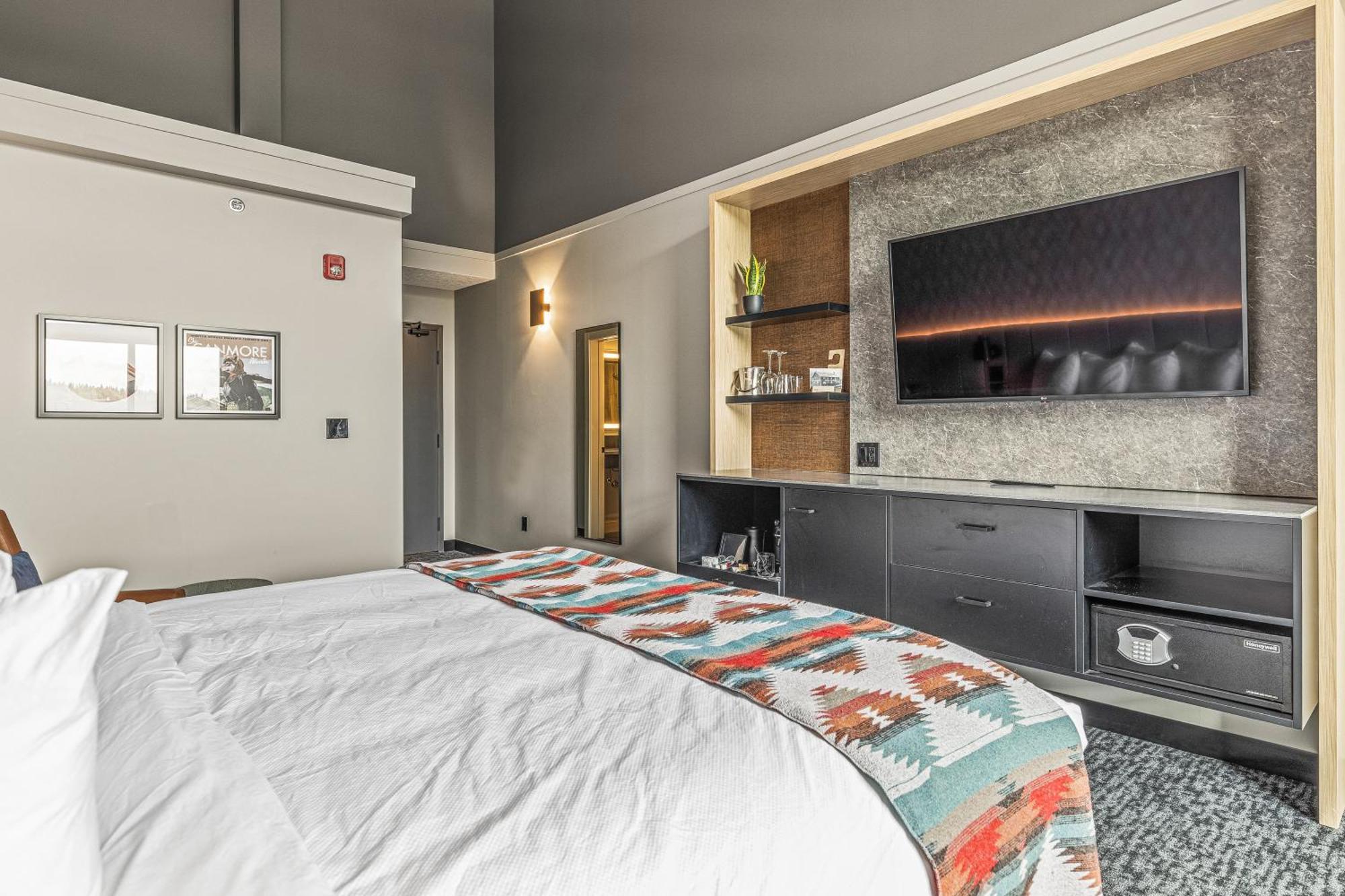 Mtn House By Basecamp Hotel Canmore Bagian luar foto