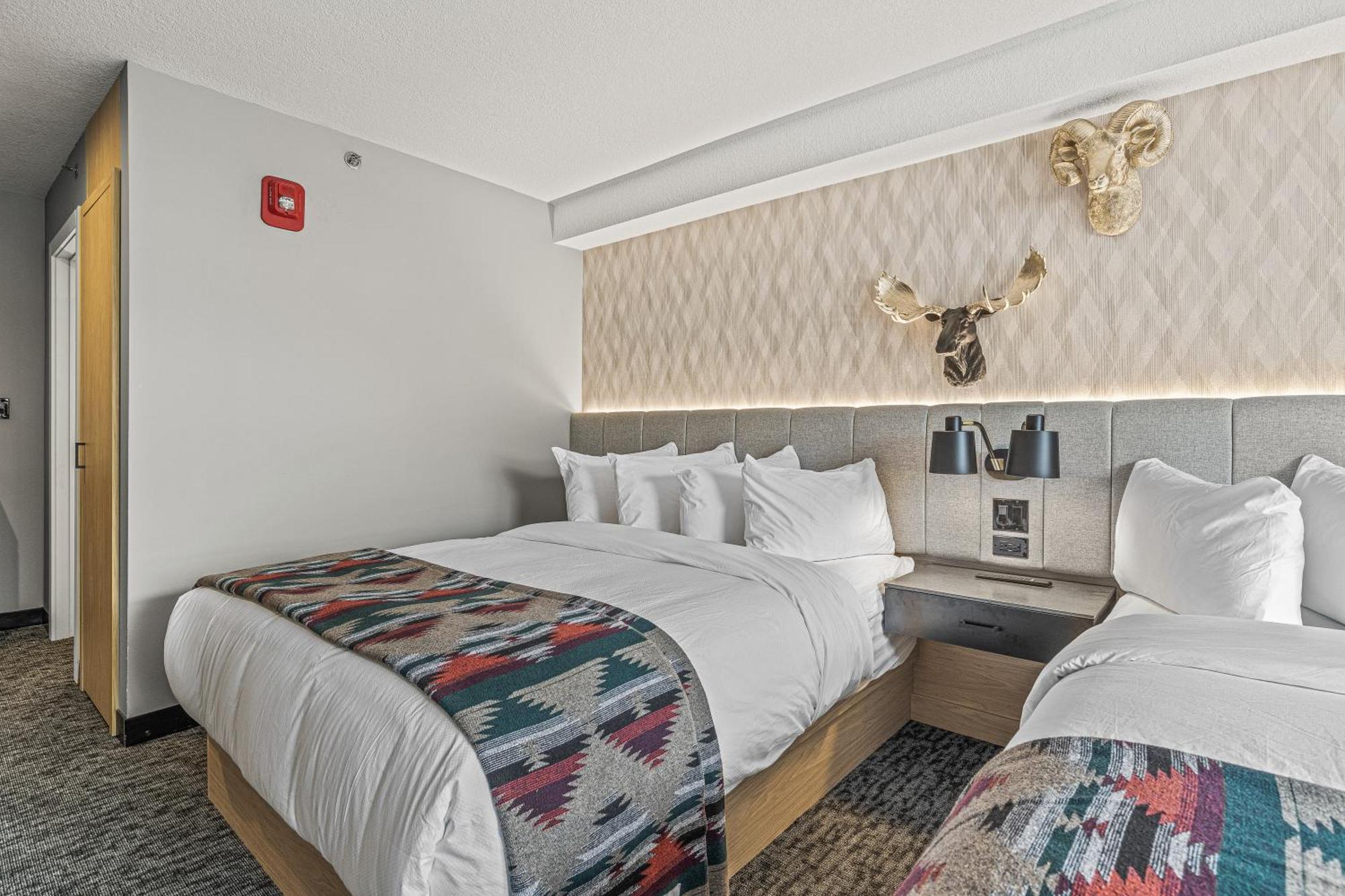 Mtn House By Basecamp Hotel Canmore Bagian luar foto