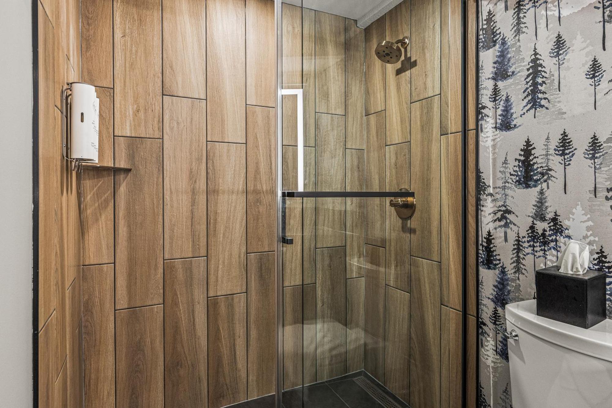 Mtn House By Basecamp Hotel Canmore Bagian luar foto