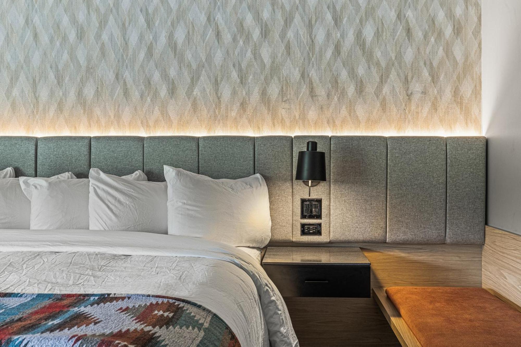 Mtn House By Basecamp Hotel Canmore Bagian luar foto