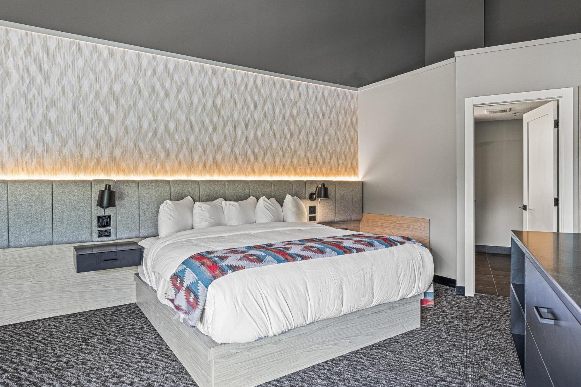 Mtn House By Basecamp Hotel Canmore Bagian luar foto