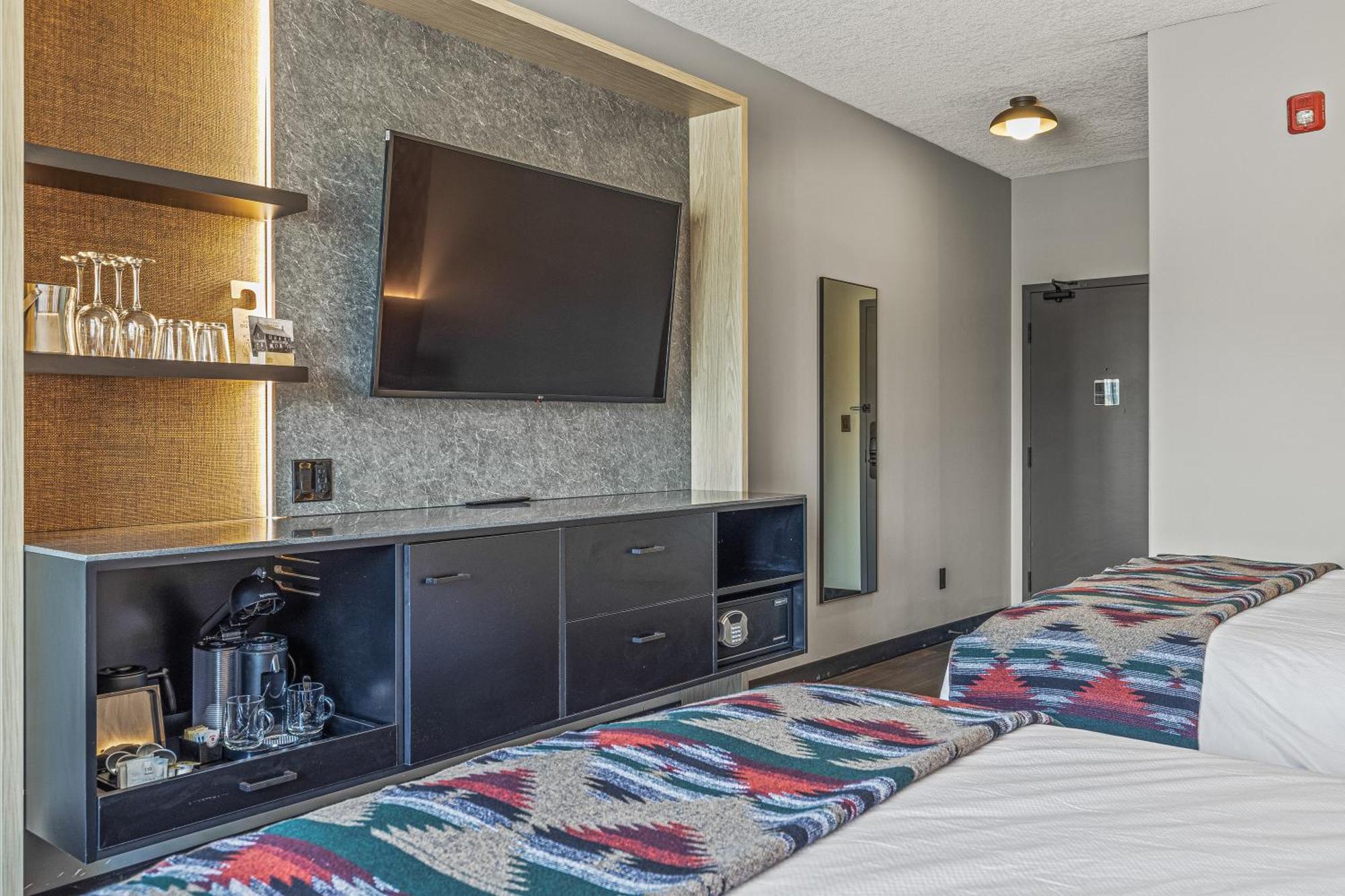Mtn House By Basecamp Hotel Canmore Bagian luar foto