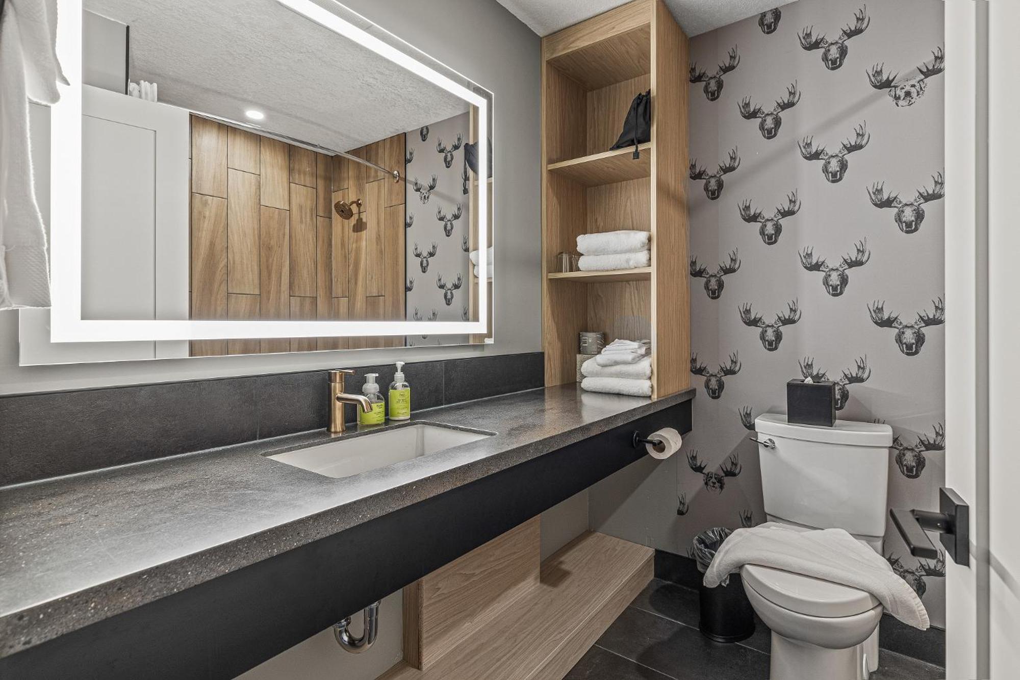 Mtn House By Basecamp Hotel Canmore Bagian luar foto